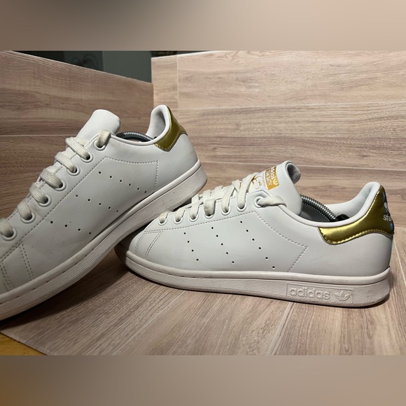 Stan smiths women Adidas size 8.5 with gold detail - Picture 5 of 11